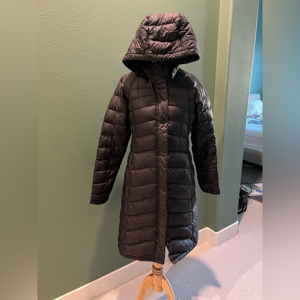 The NorthFace long light down black hooded coat Small